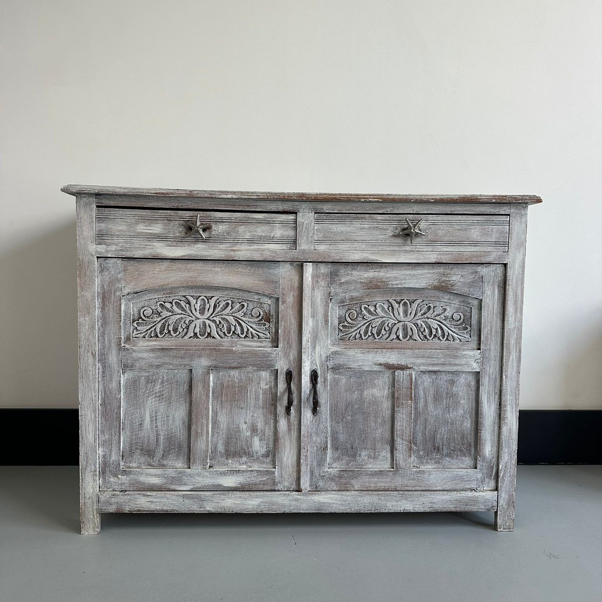 Vintage sleets wit dressoir met handgesneden panelen